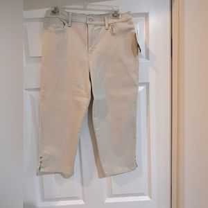 Gloria Vanderbilt Tan Amanda Capri’s. 8P